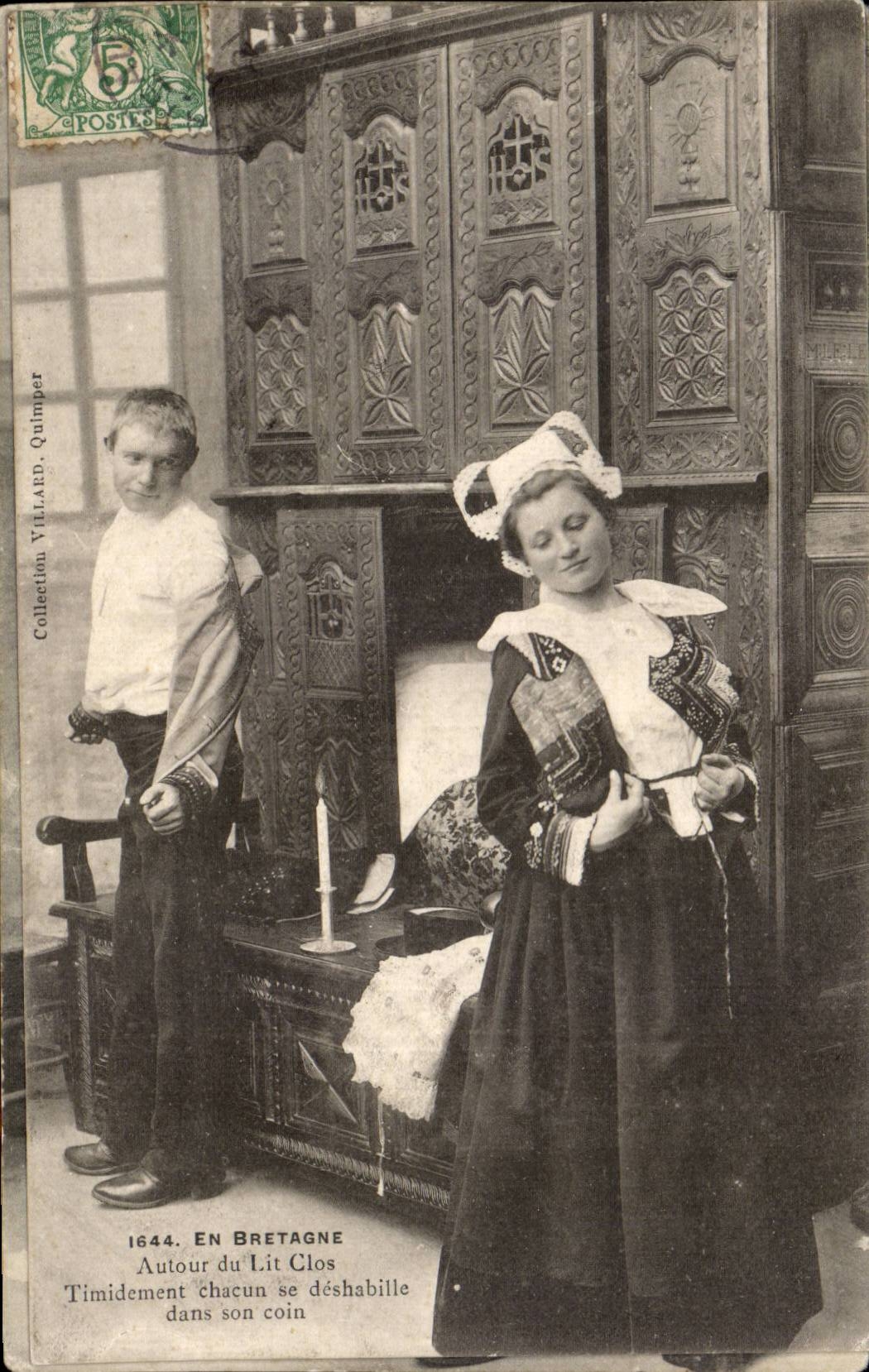 CPA Fantaisie En Bretagne Lits clos et berceaux Folklore Costume