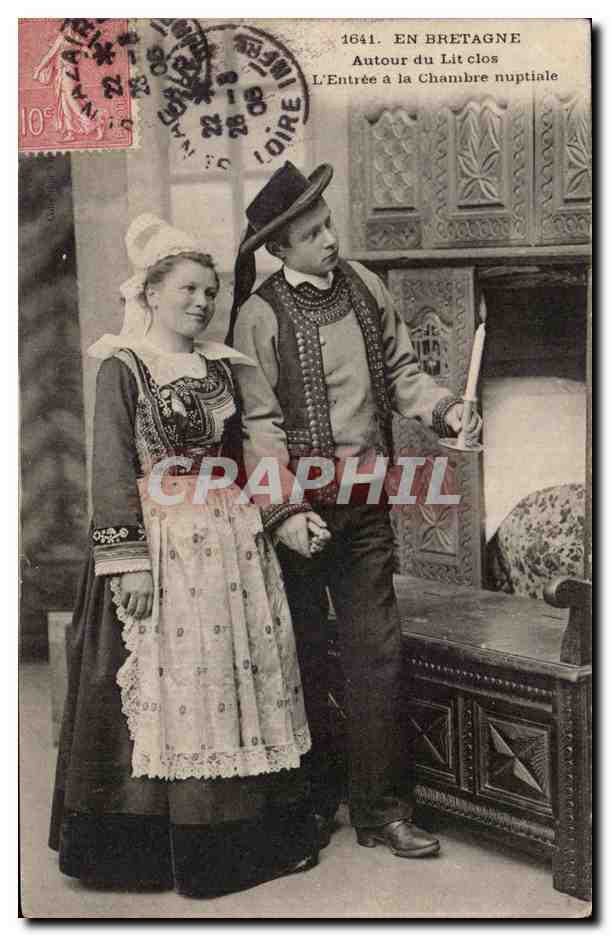 CPA Fantaisie En Bretagne Lits clos et berceaux Folklore Costume