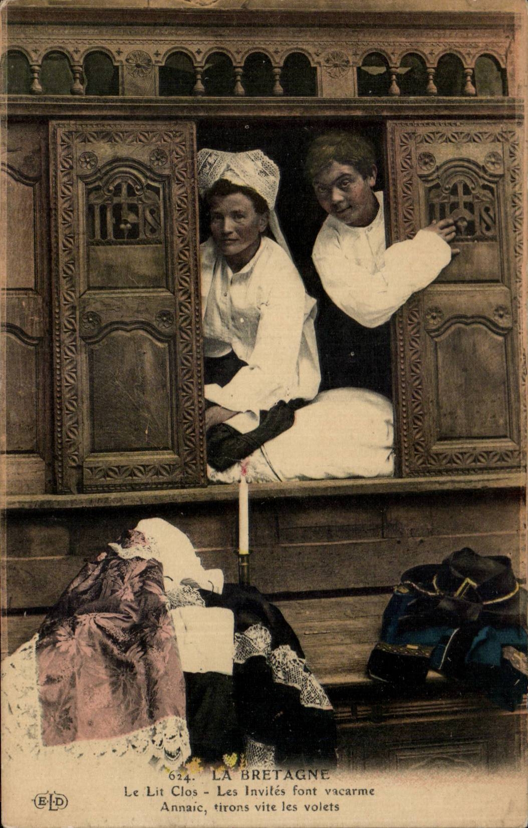 CPA Fantaisie En Bretagne Lits clos et berceaux Folklore Costume