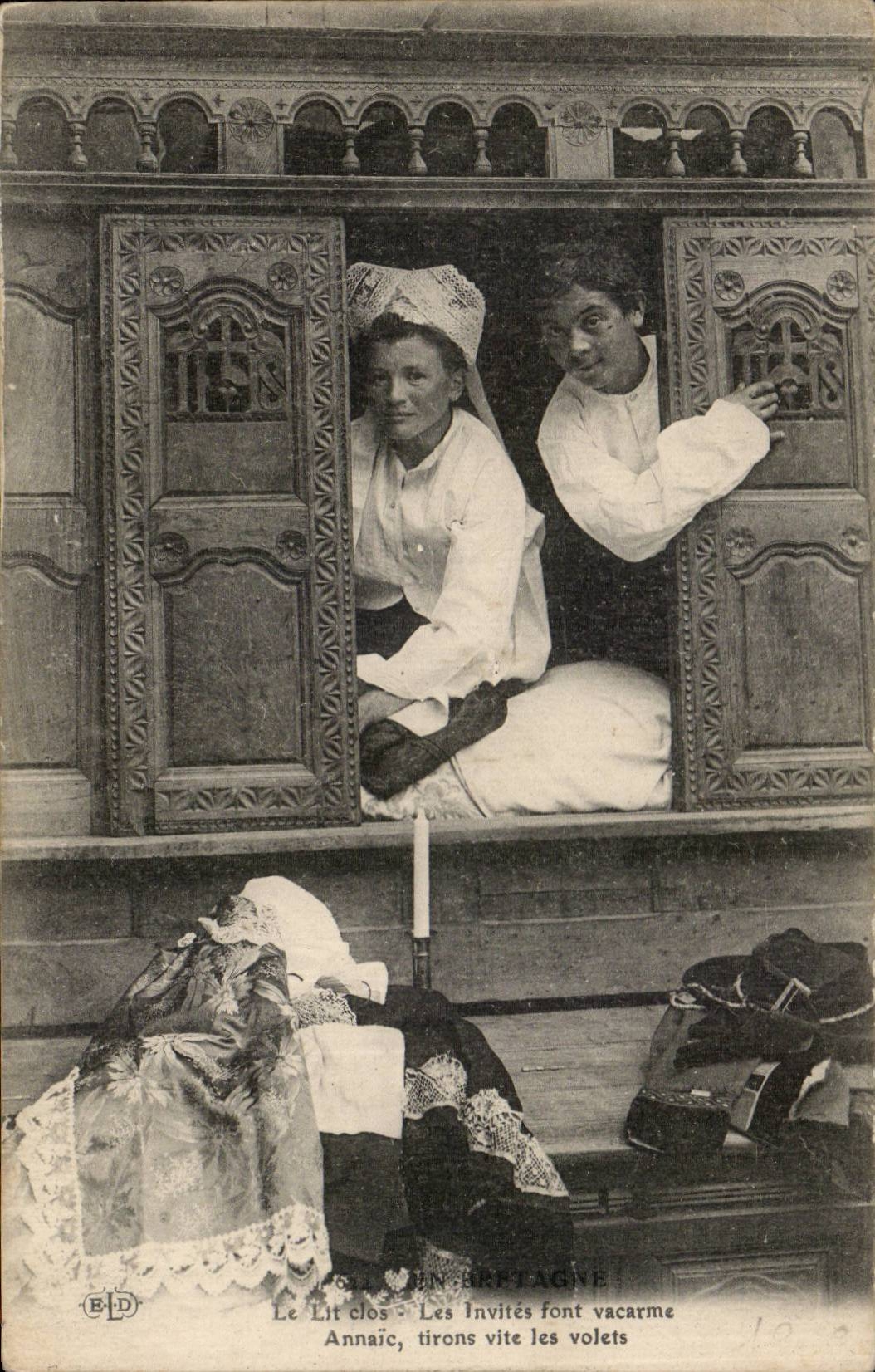 CPA Fantaisie En Bretagne Lits clos et berceaux Folklore Costume