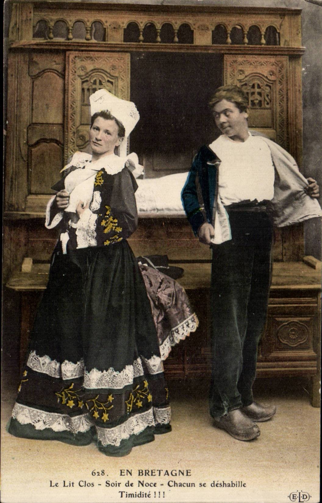 CPA Fantaisie En Bretagne Lits clos et berceaux Folklore Costume