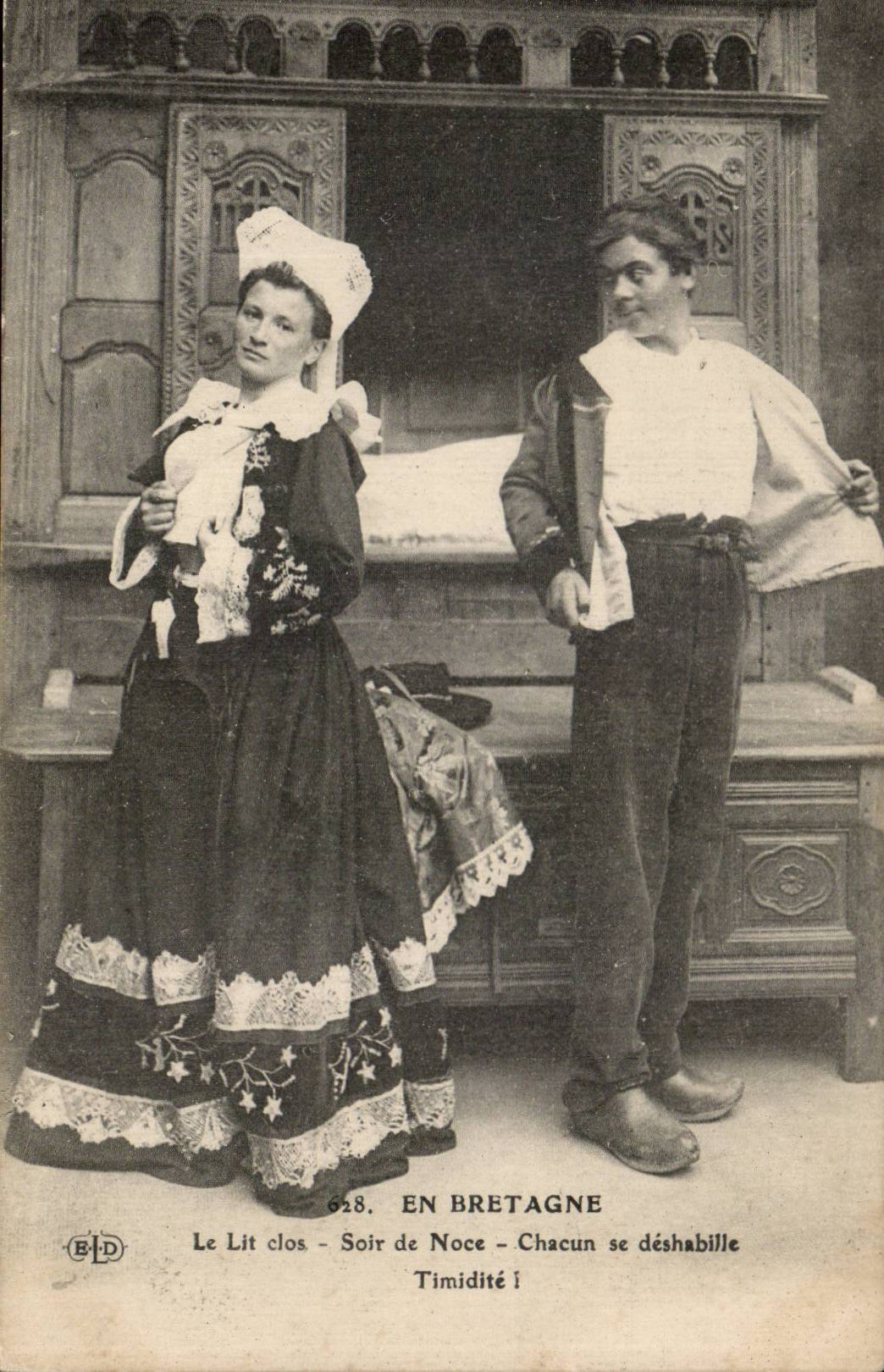 CPA Fantaisie En Bretagne Lits clos et berceaux Folklore Costume