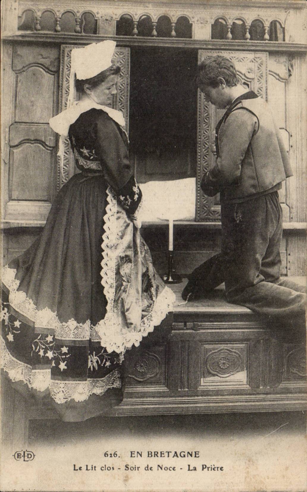 CPA Fantaisie En Bretagne Lits clos et berceaux Folklore Costume
