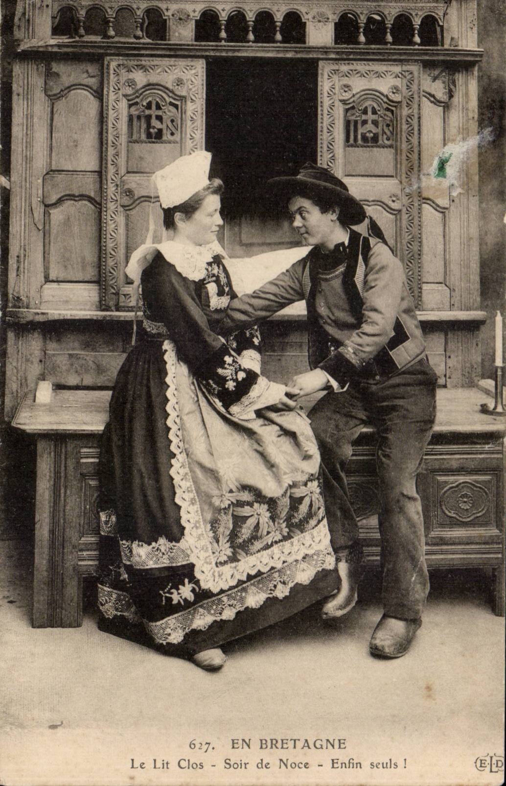 CPA Fantaisie En Bretagne Lits clos et berceaux Folklore Costume