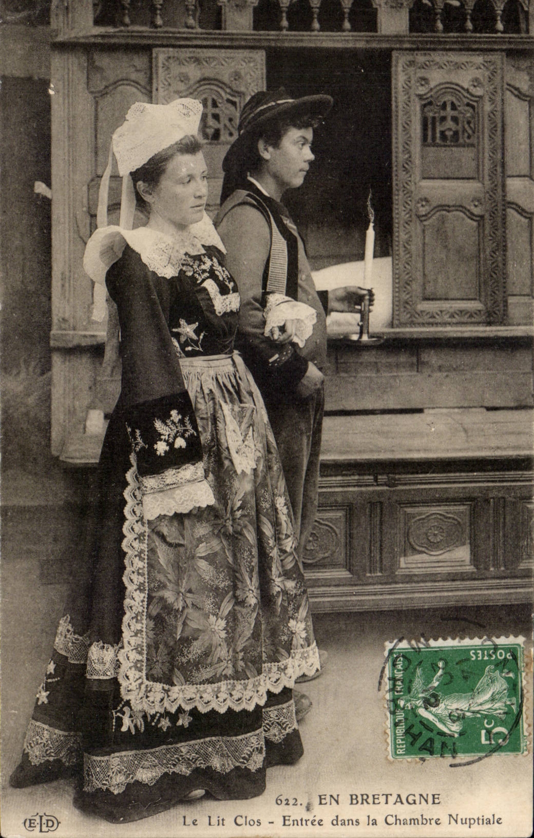 CPA Fantaisie En Bretagne Lits clos et berceaux Folklore Costume