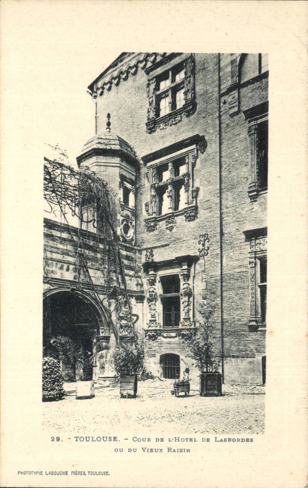 Toulouse - Cour de l'Hôtel de Lasbordes ou du Vieux Raisin — Phototypie Lagouche Frères, Toulouse, n°29