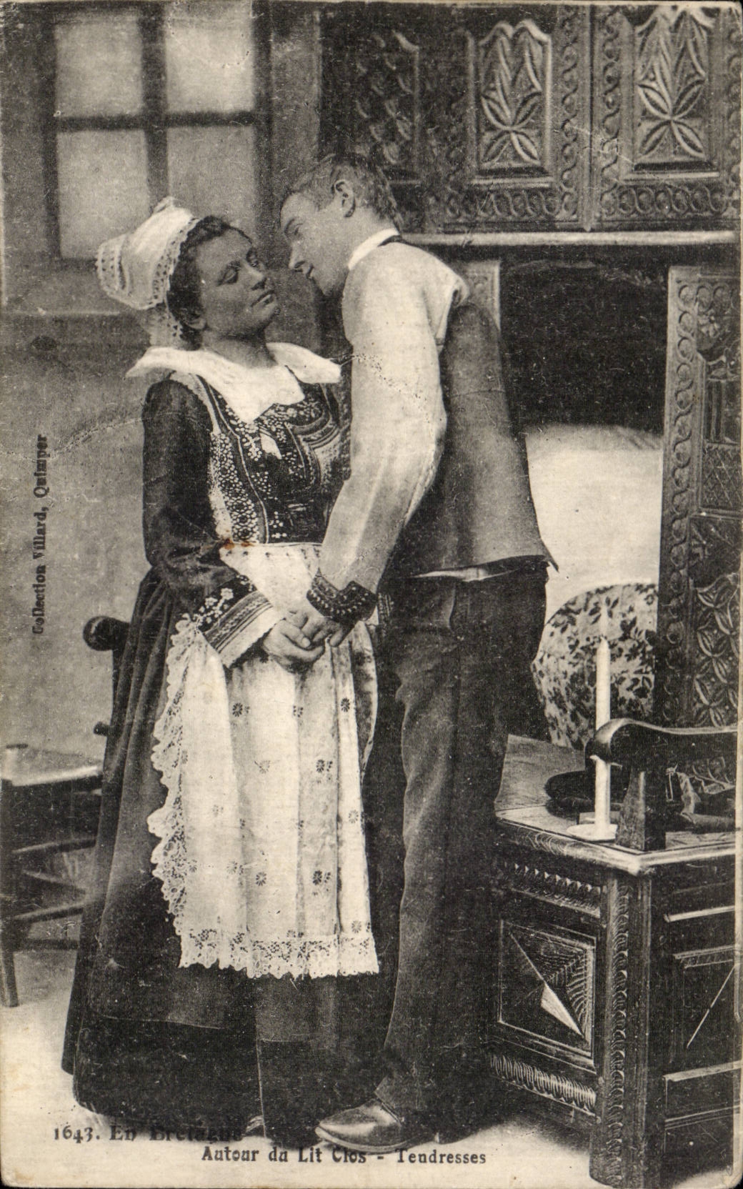 Bretagne CPA Les lits clos Folklore Costume