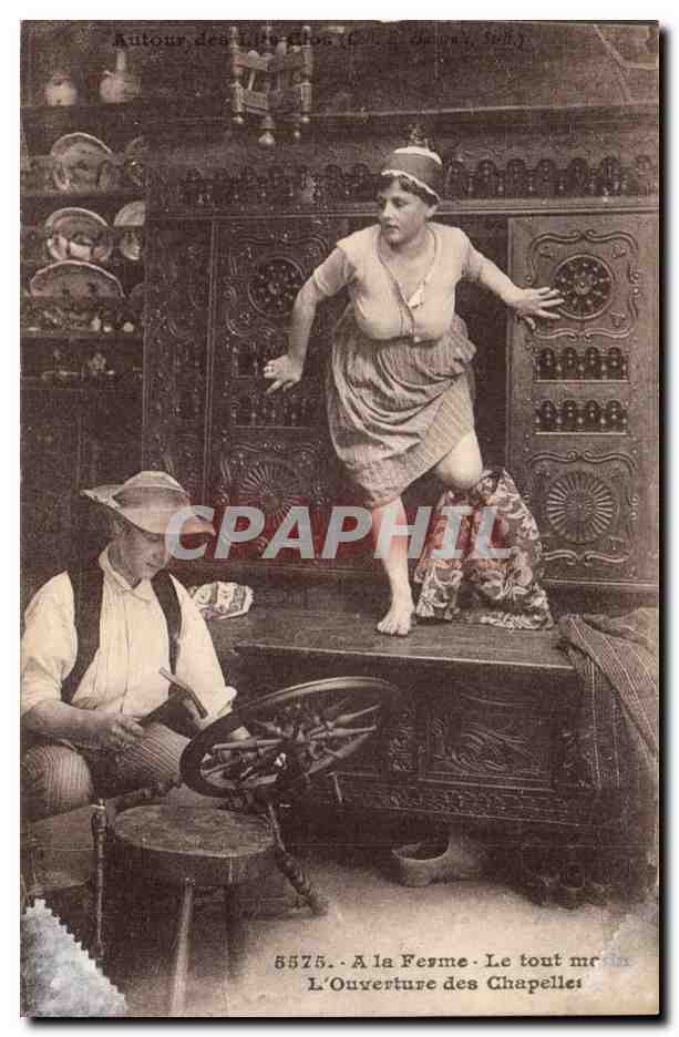 Bretagne CPA Les lits clos Folklore Costume Le tout L'ouverture des chapelles