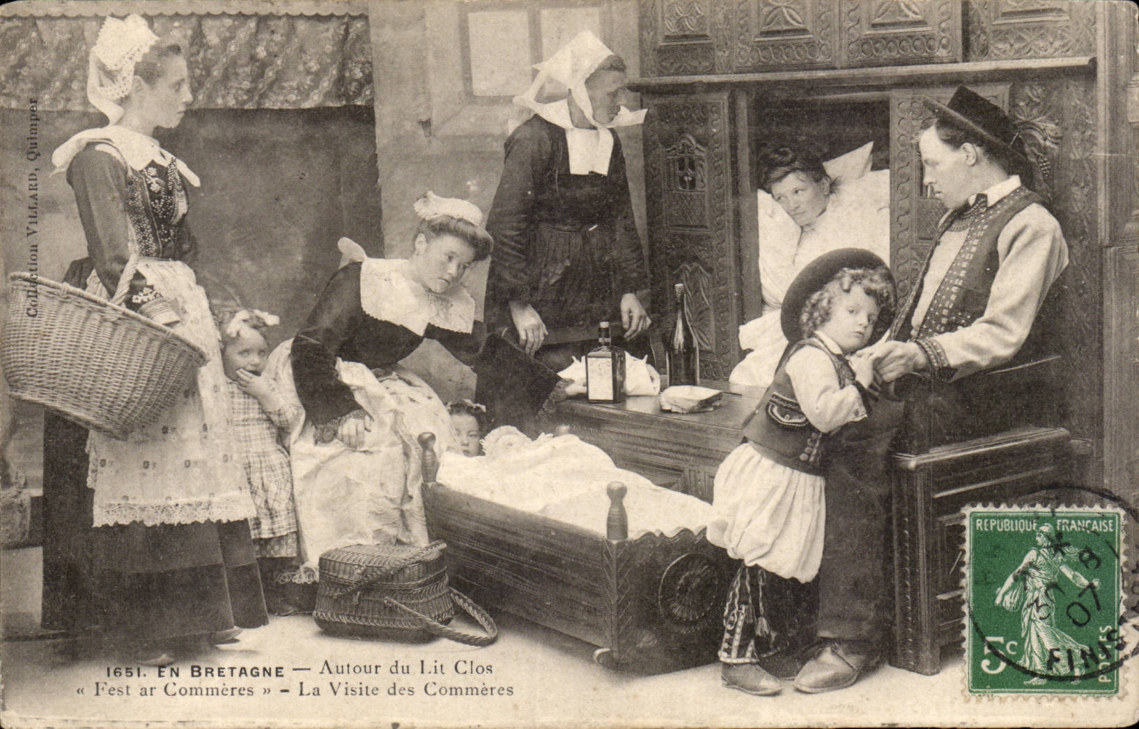 Bretagne CPA Les lits clos Folklore Costume La visite des commeres