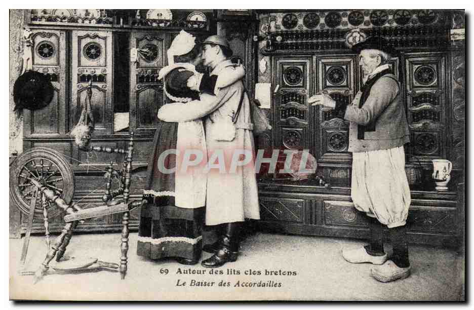 Bretagne CPA Les lits clos Folklore Costume Le baiser des accordailles