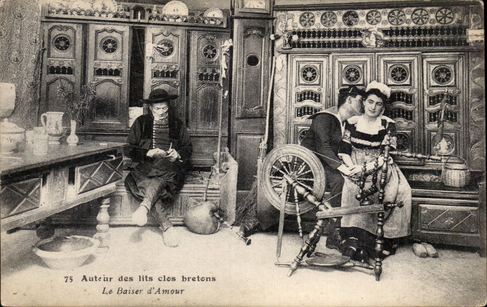 Bretagne CPA Les lits clos Folklore Costume Le baiser d'amour