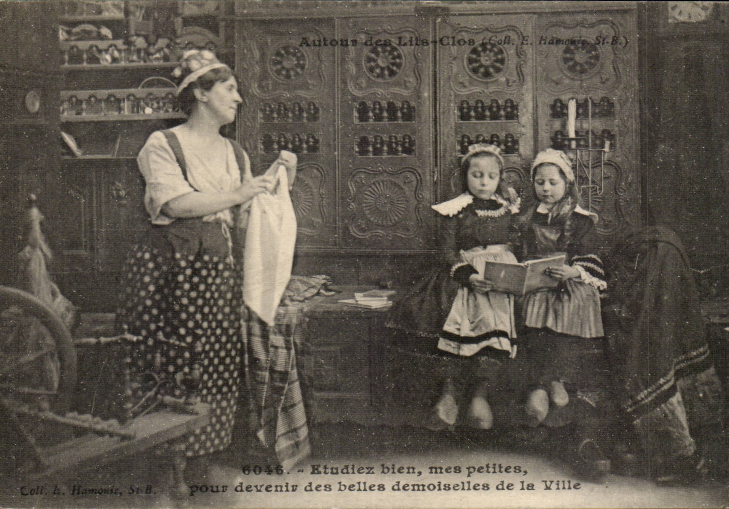Bretagne CPA Les lits clos Folklore Enfants