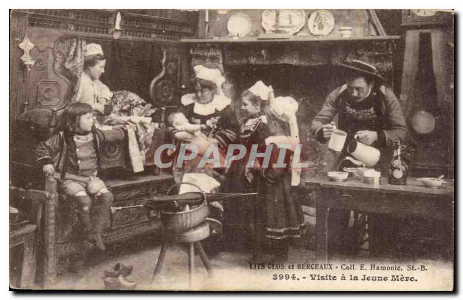 Bretagne CPA Les lits clos Folklore Visite a la jeune mere