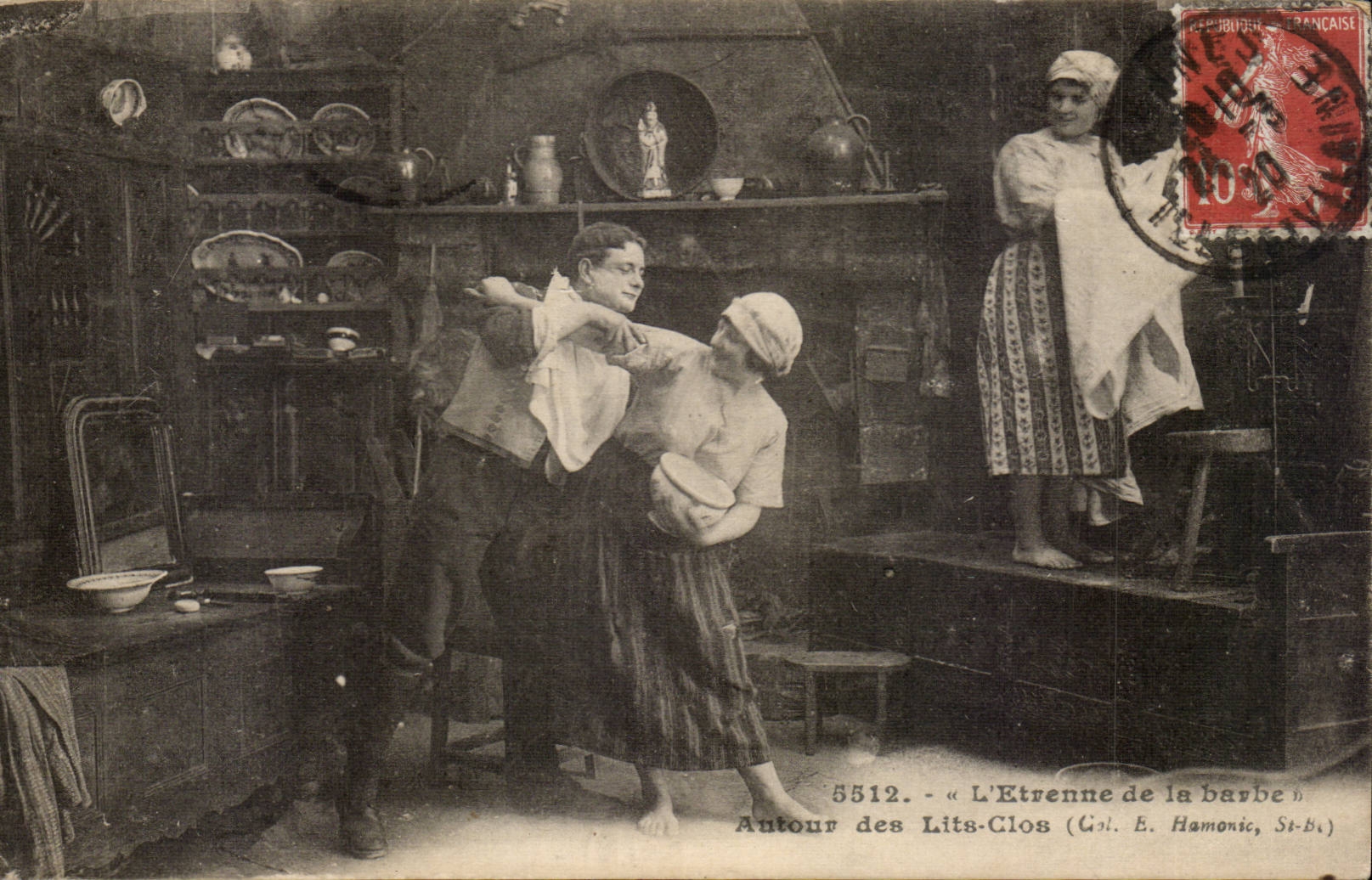 Bretagne CPA Les lits clos Folklore L'etrenne de la barbe