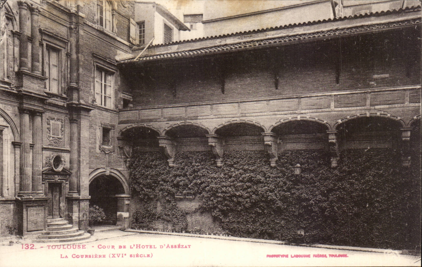 Toulouse - Cour de l'Hôtel d'Assézat — XVIe siècle — Phototype Labouche Frères, Toulouse