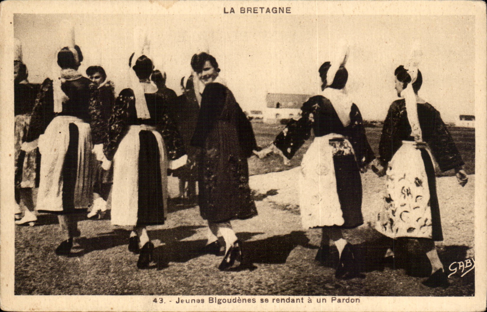 CPA Bretagne Folklore Jeunes bigoudenes se rendant a un pardon