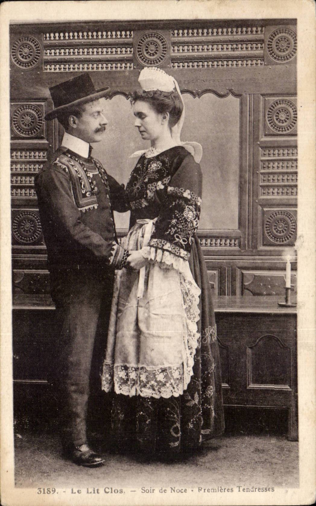 CPA Bretagne Folklore Costume Autour des lits clos bretons Soir de noce Premiers tendresses