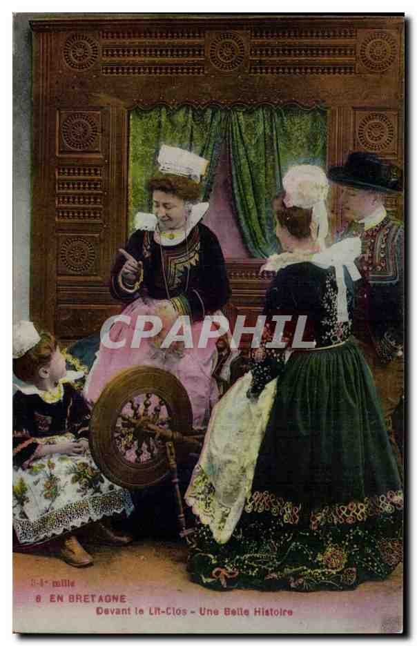 CPA Bretagne Folklore Costume Devant le lit clos Une belle histoire Fileuse