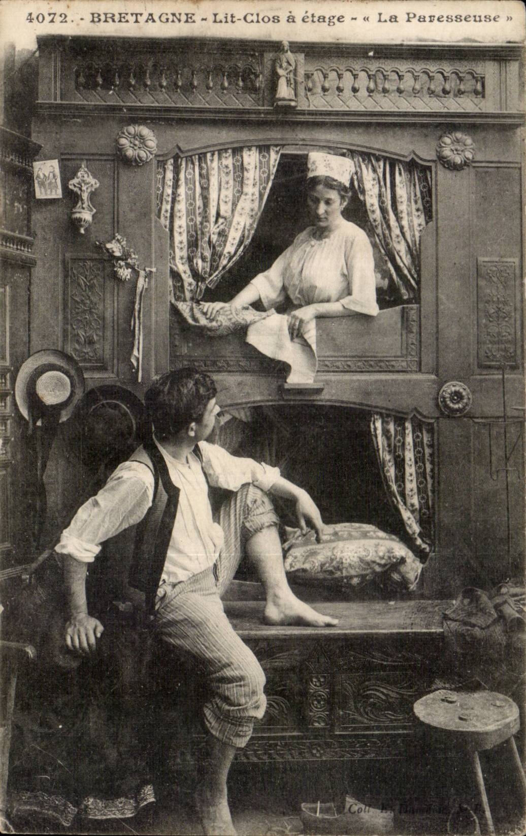 CPA En Bretagne folklore costume La paresseuse