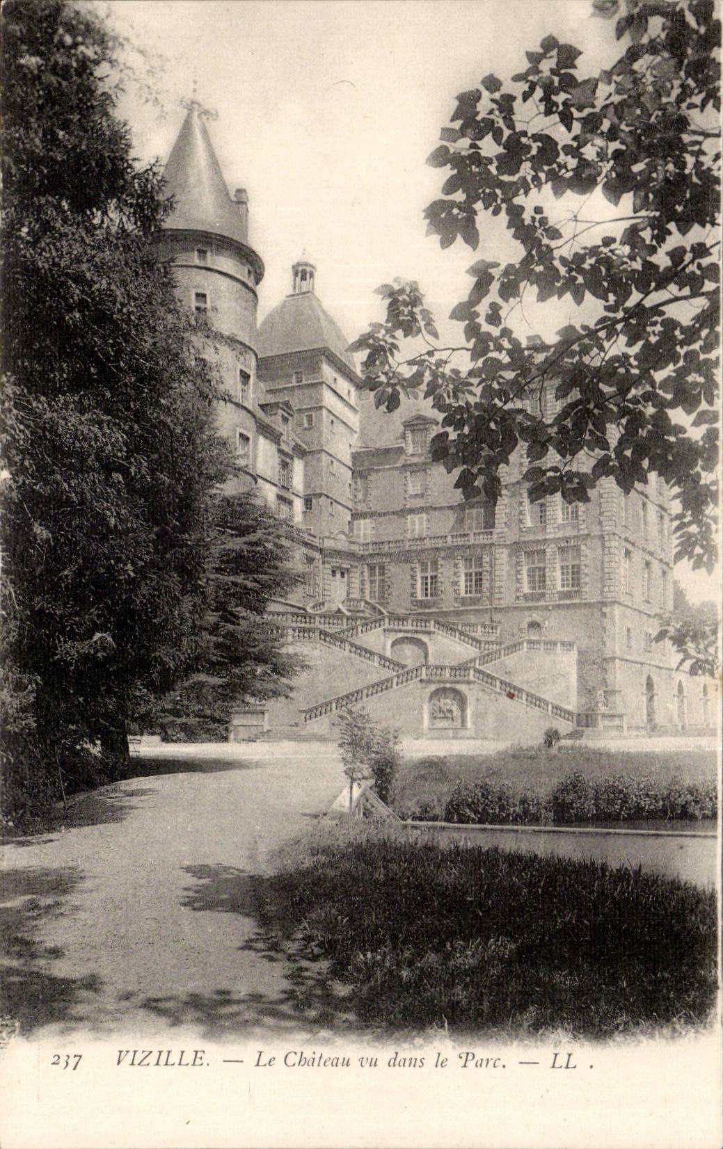 Vizille — Le Château vu dans le Parc — LL