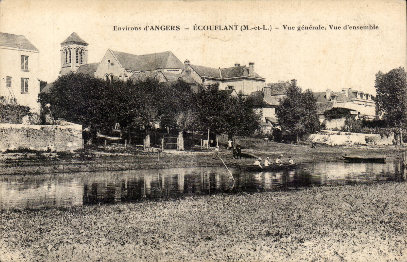 Environs d'Angers Ecouflant CPA Vue generale Vue d'ensemble (barque) 
