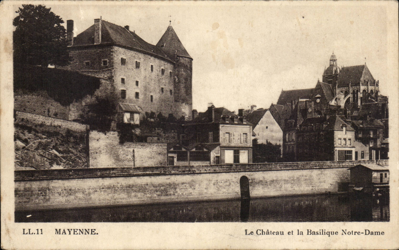 CPA Mayenne Le chateau et la basilique Notre Dame
