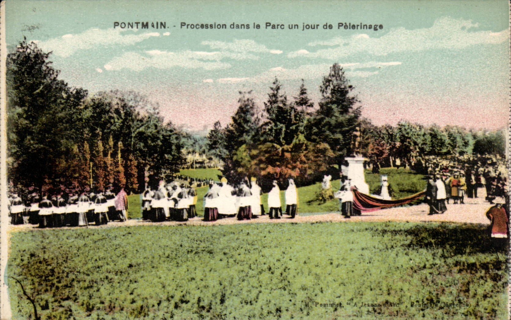 CPA Pontmain Procession dans le parc un jour de printemps