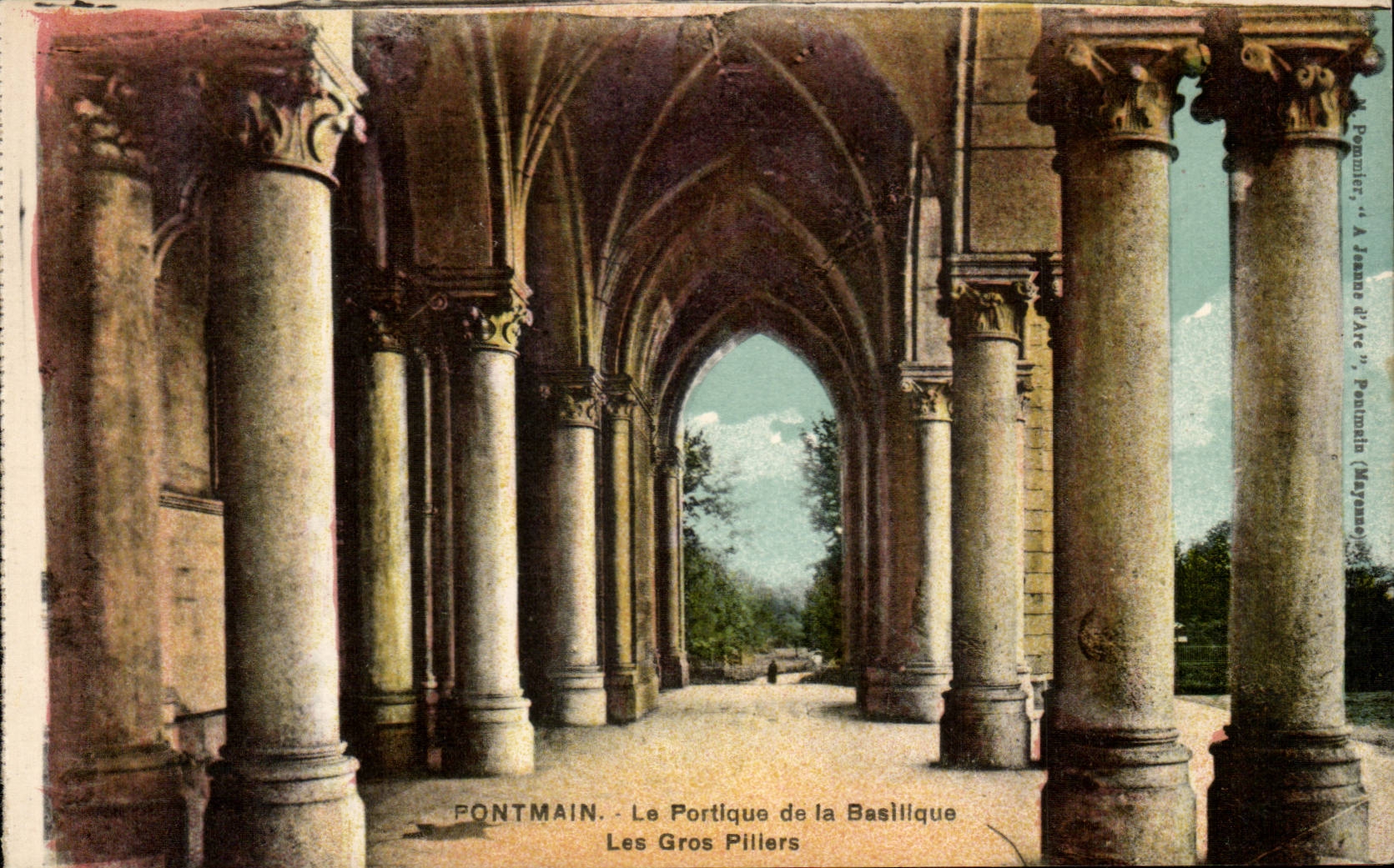 CPA Pontmain Le portique de la basilique Les gros piliers