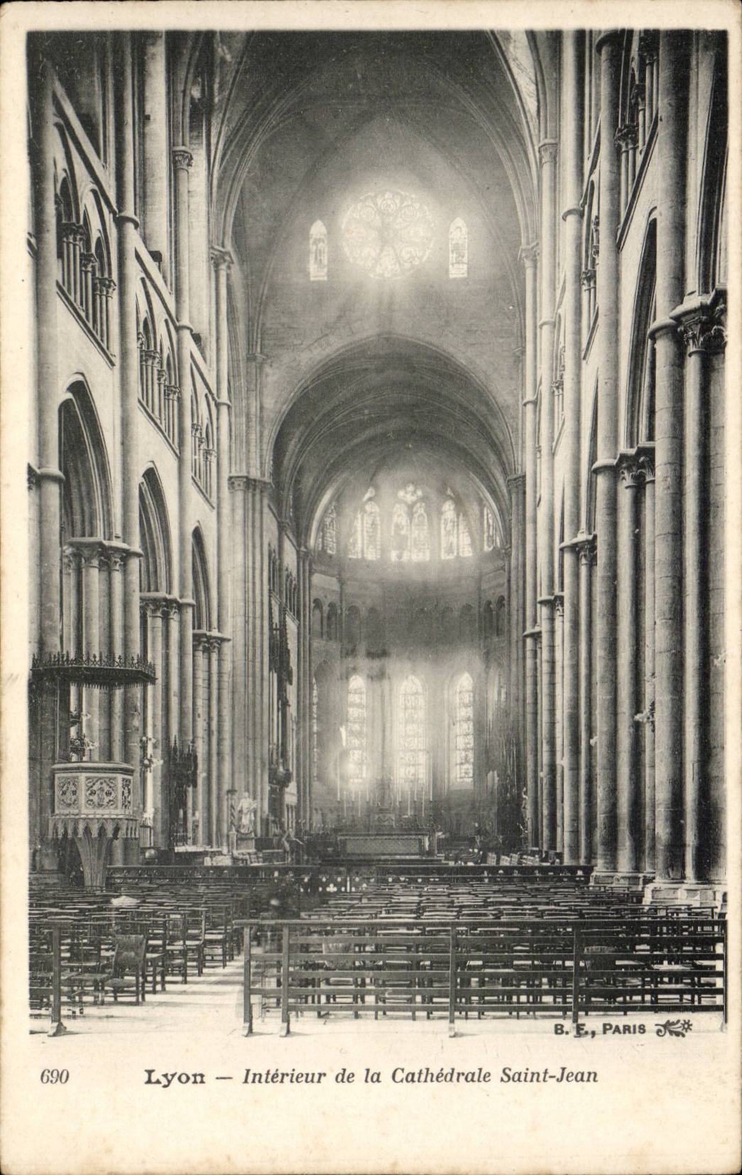 CPA Lyon Interieur de la cathedrale Saint Jean 