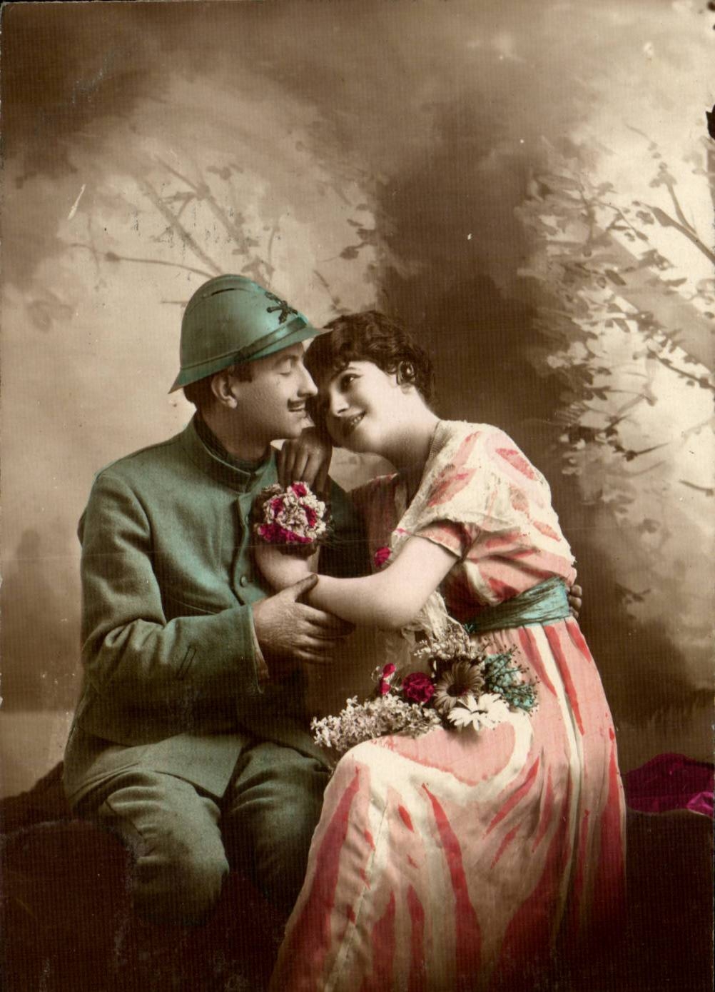 Soldat in kolonialer Helm und Frau in Kleid mit Mustern — Verlag 'Éditions Françaises' Nr. 147