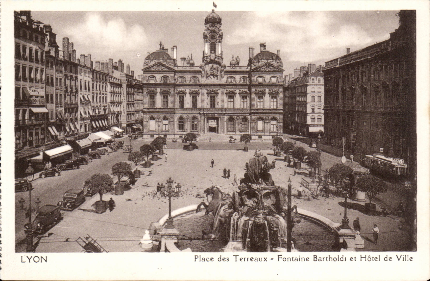 Lyon CPA Place des Terreaux Fontaine Bartholdi et hotel de ville