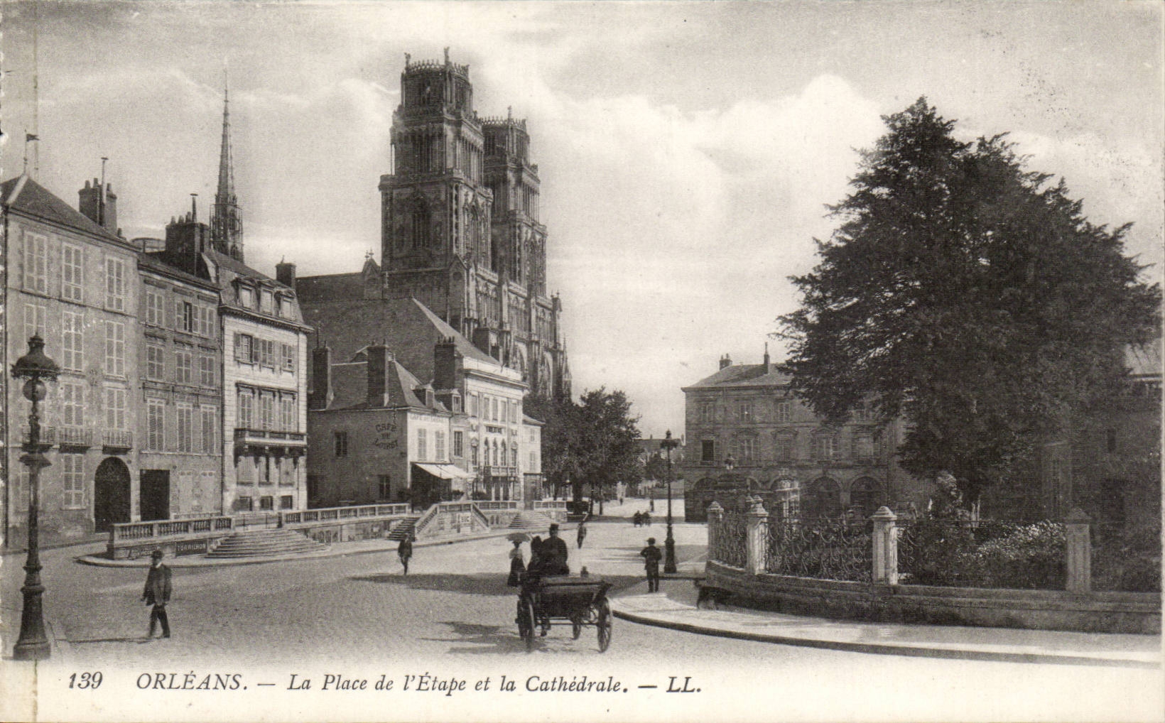 CPA Orleans La place de l'etape et la cathedrale