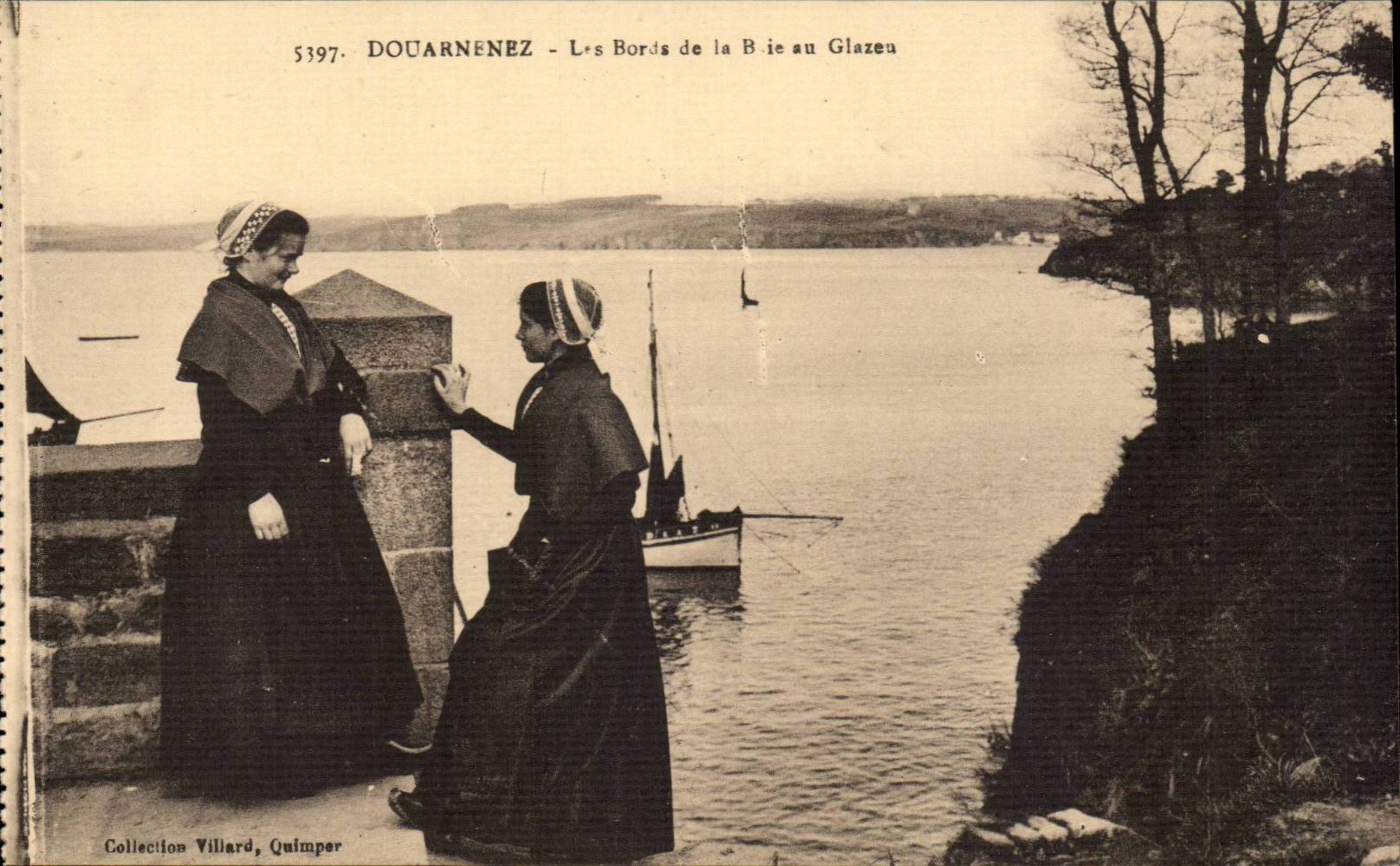 CPA Douarnenez Les bords de la baie au Galzeu Folklore Costume