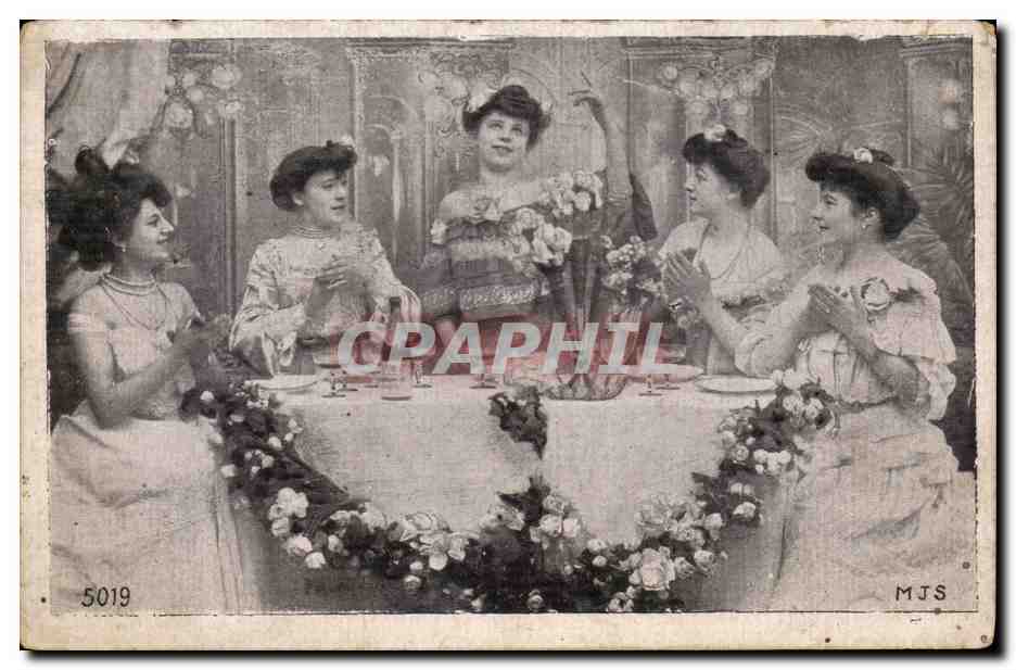CPA Fantaisie Femmes a table Costume Folklore