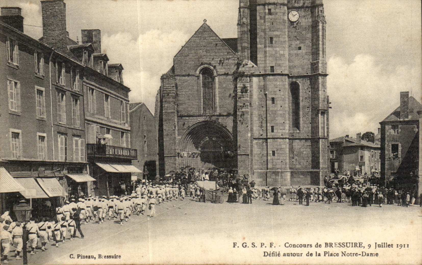 CPA FGSPF Concours de Bressuire 9 juillet 1911 DEfile autour de la Place Notre Dame