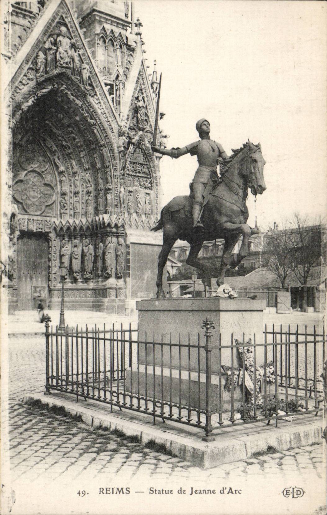 CPA Reims Statue de Jeanne d'arc Scouts Scout