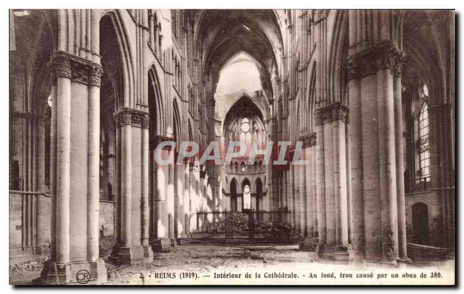 CPA Reims Interieur de la cathedrale Au fond trou cause par un obus de 380