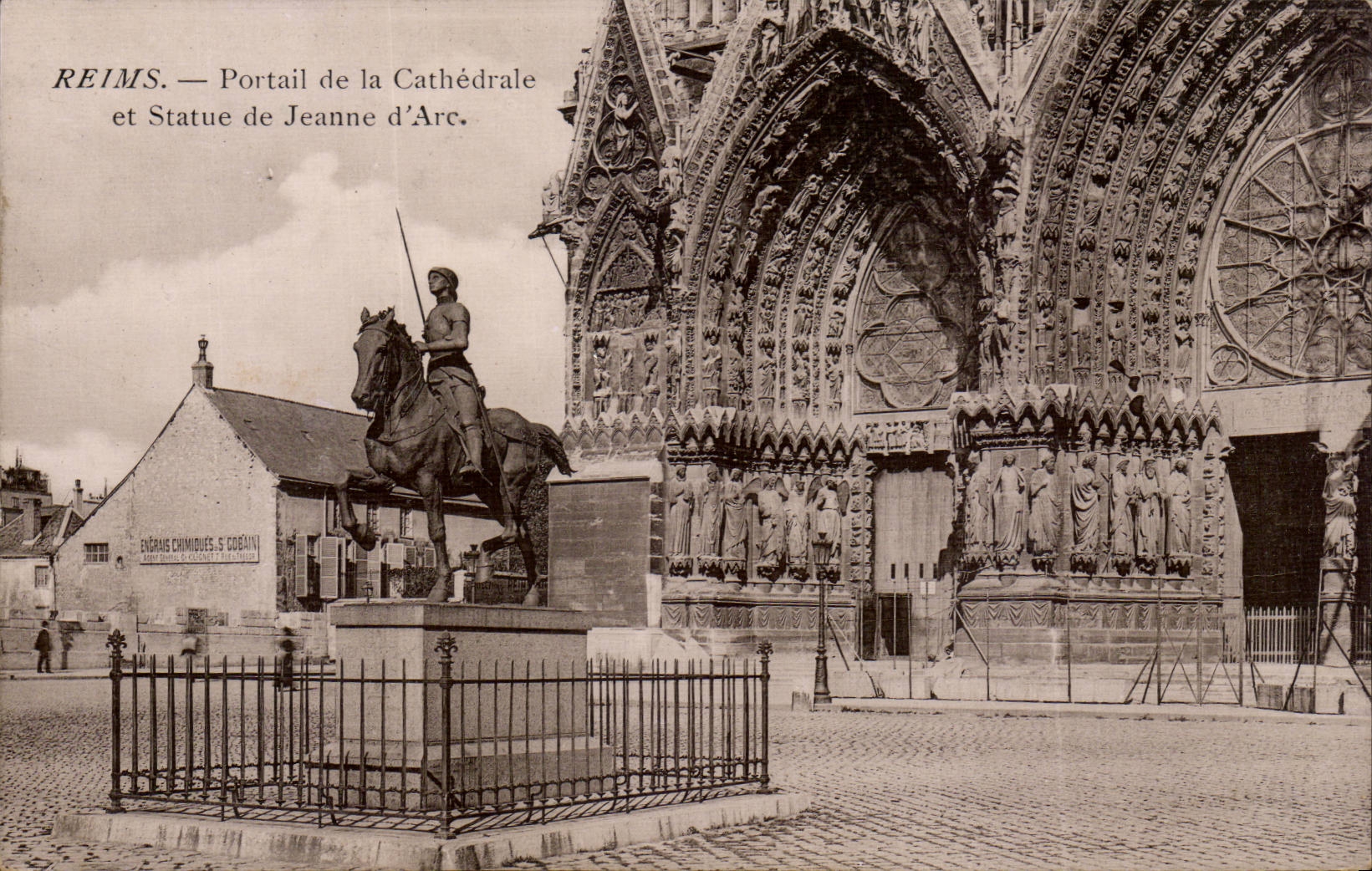 CPA Reims Portail de la cathedrale et statue de Jeanne d'arc