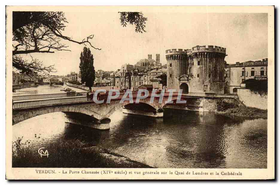 CPA Verdun La porte chaussee et vue generale sur le quai de Londres et la cathedrale
