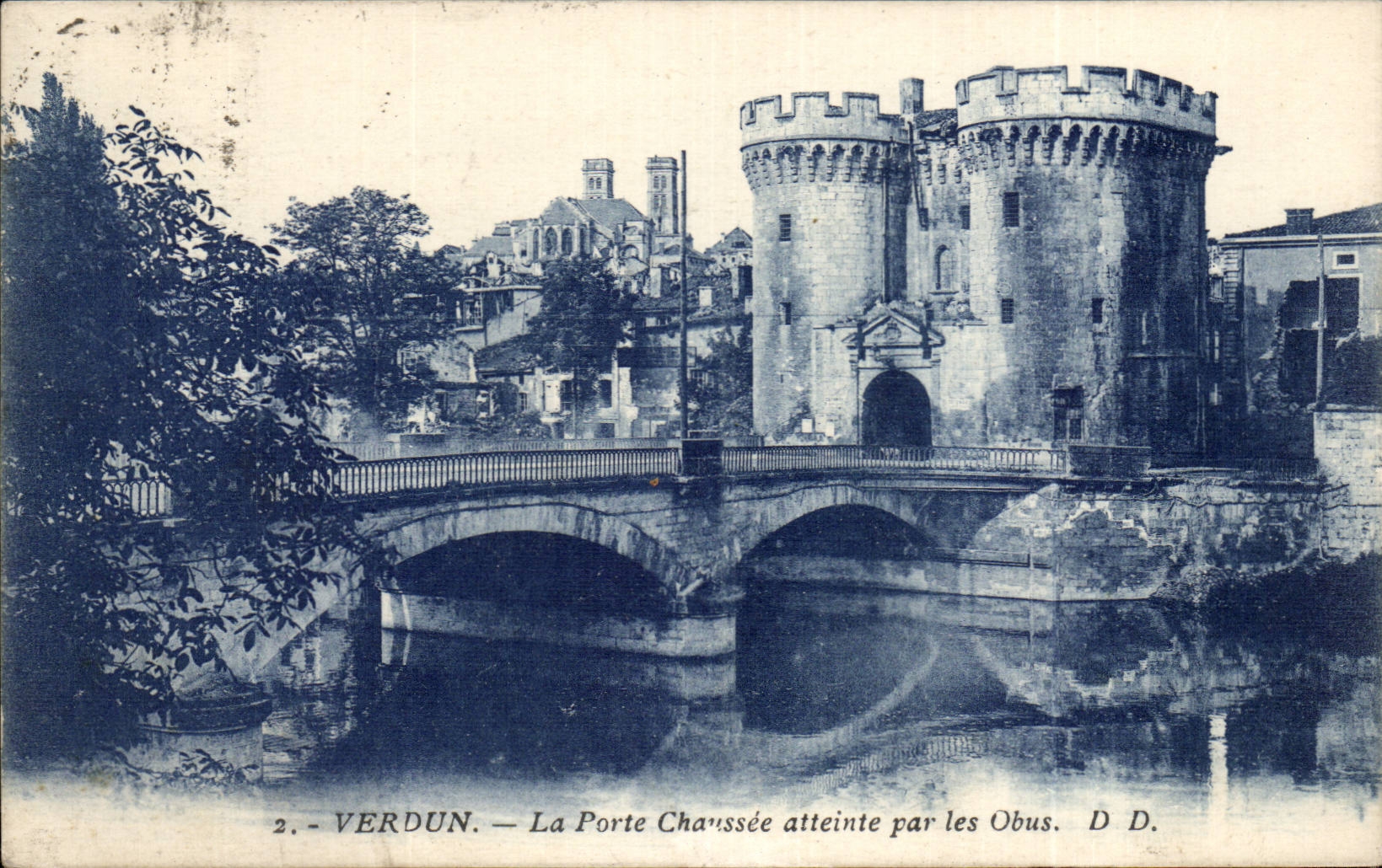 CPA Verdun La porte chaussee atteinte par les obus