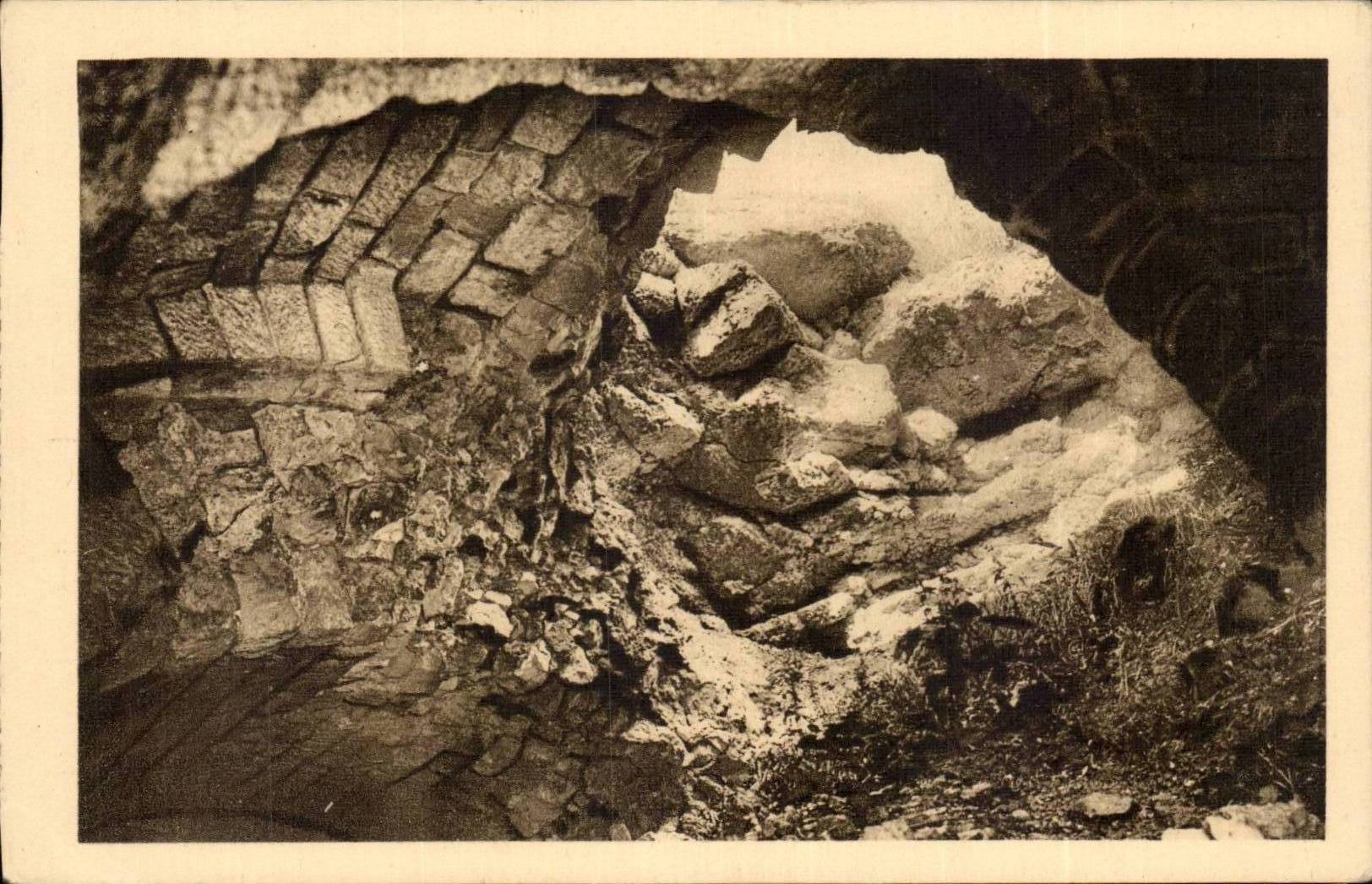 Fort de Douaumont — Effets d'un obus français de 400 tombé la veille de la reprise du fort le 23 octobre 1916