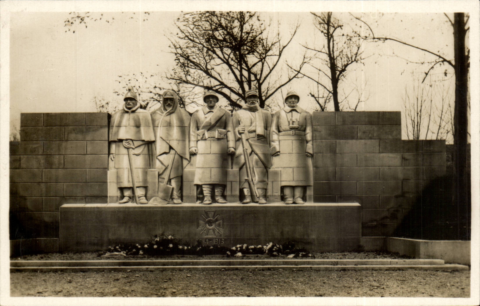 CPA Monument aux enfants de Verdun morts pour la France