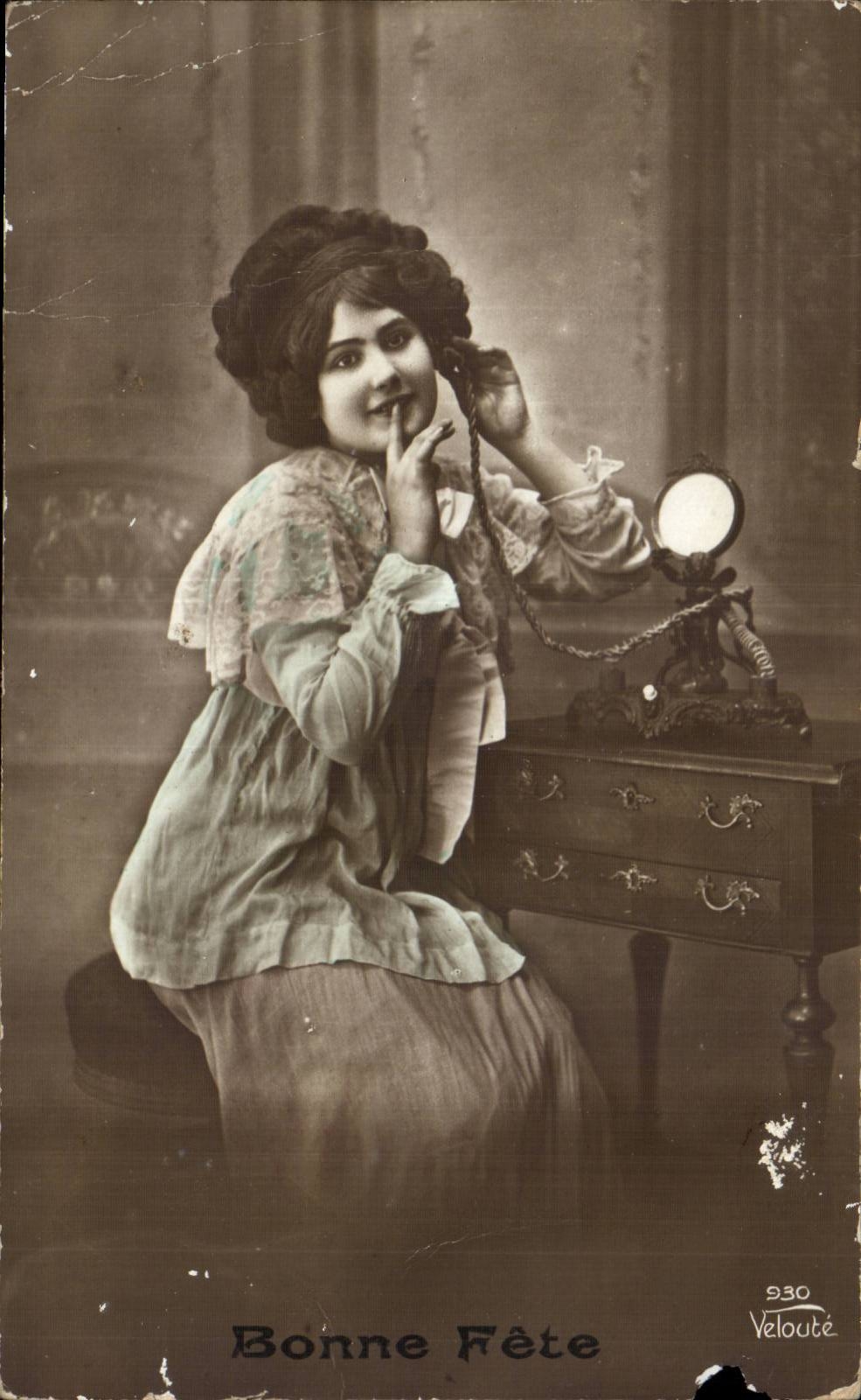 CPA Fantaisie Femme Telephone