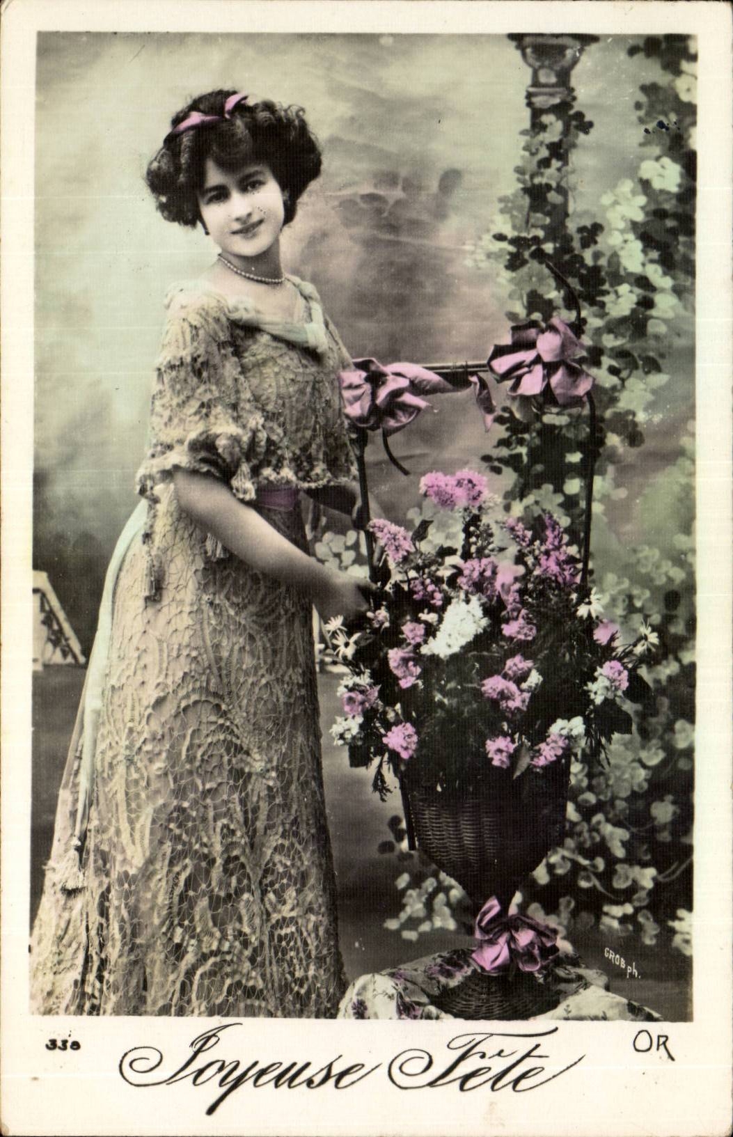 Jeune femme en robe de dentelle — Joyeuse Fête — GROB ph. OR n°330