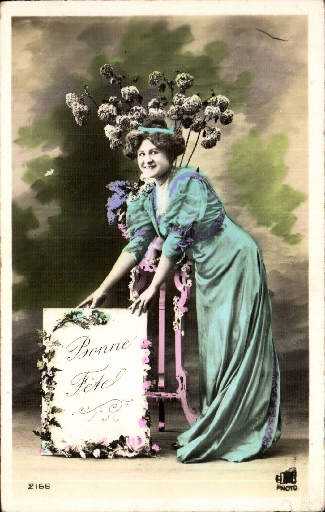 Femme en robe turquoise — avec bouquet et panneau 'Bonne Fête' — Éditeur G. LEBRE PHOTO, n° 2166