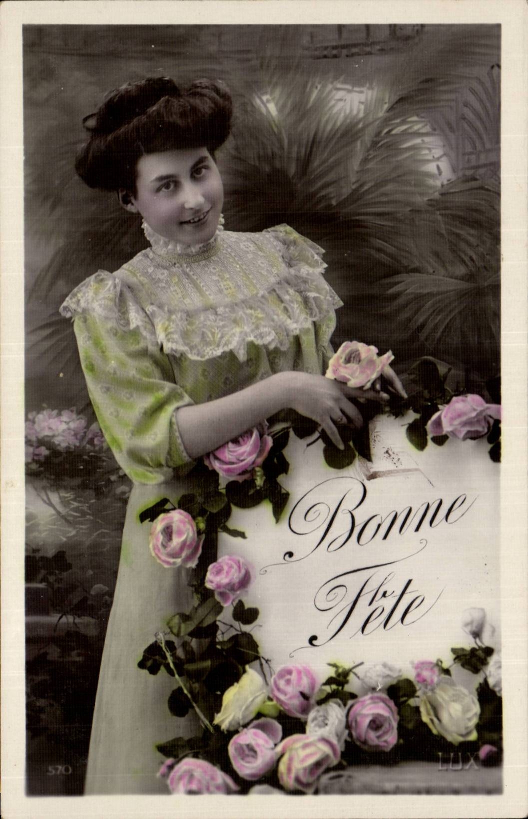 Jeune femme avec roses — Bonne Fête — LUX, n° 570