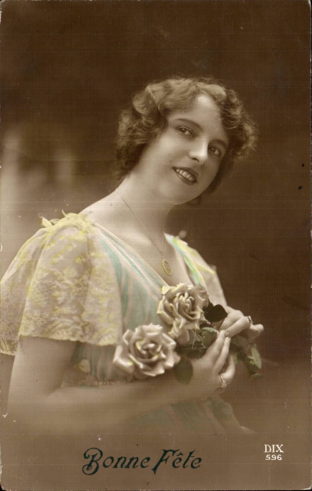 Jeune femme souriante — tenant un bouquet de roses — éditeur DIX n° 596