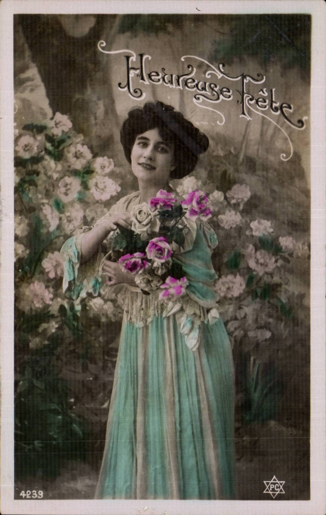 Femme en robe bleu pâle tenant un bouquet de roses — 'Heureuse Pâte' — PC 4239