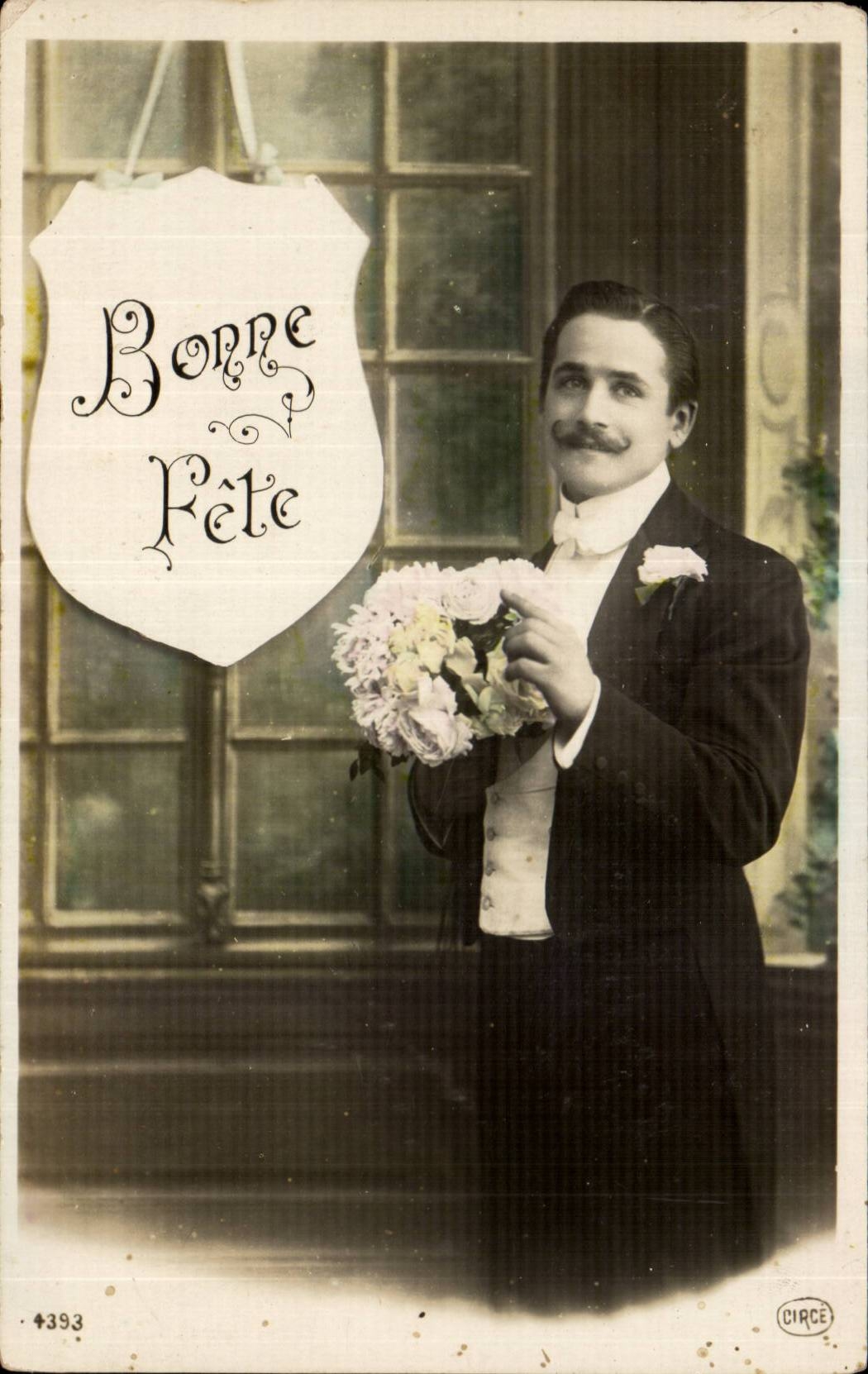 Homme en costume de soirée tenant un bouquet — Bonne Fête — Circe, n°4393