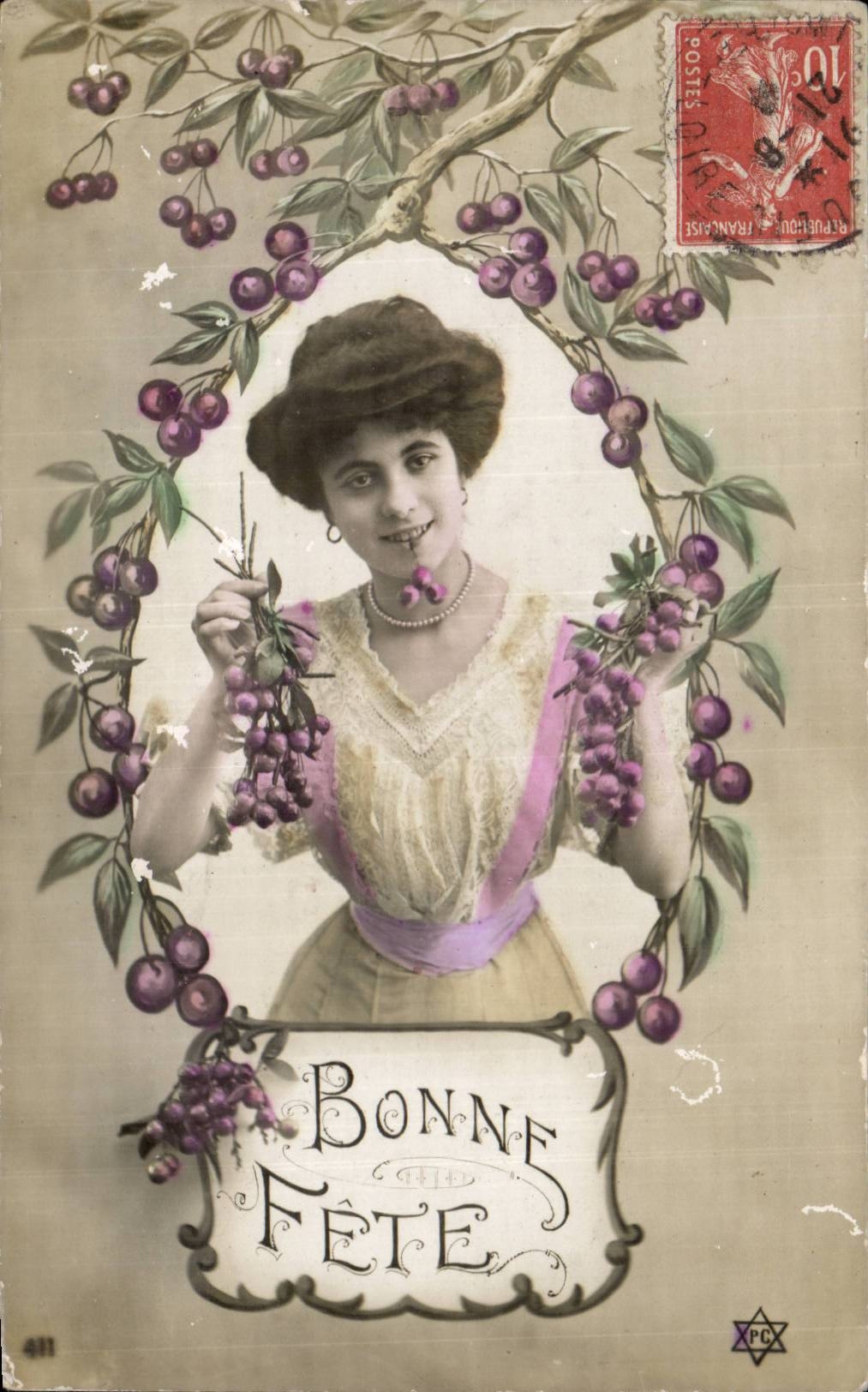 Femme souriante avec cerises — Bonne Fête — éditeur XPC, n° 411